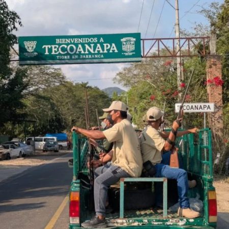 Policías comunitarias en caravana entrando al municipio de Tecoanapa, Guerrero asediado por "Los ardillos"